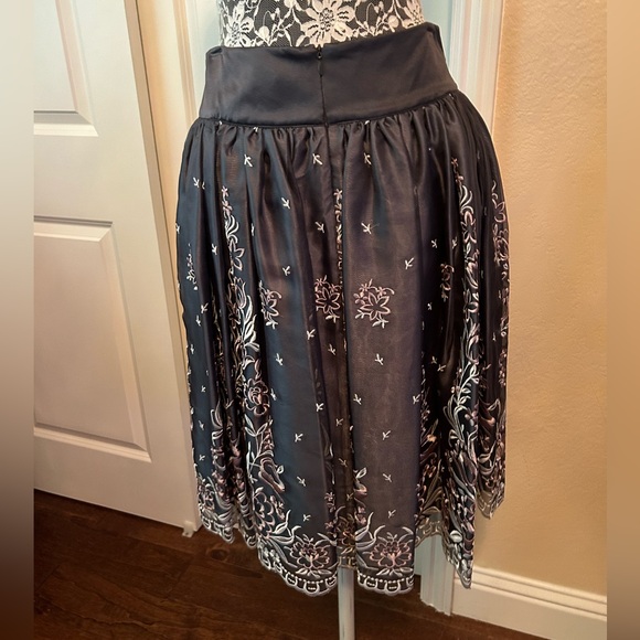 Arden B. Embroidered Silk Skirt size 0 - Picture 3 of 4